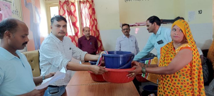 Raibareli-फाइलेरिया के मरीजों को अधीक्षक ने बांटी फाइलेरिया किट।