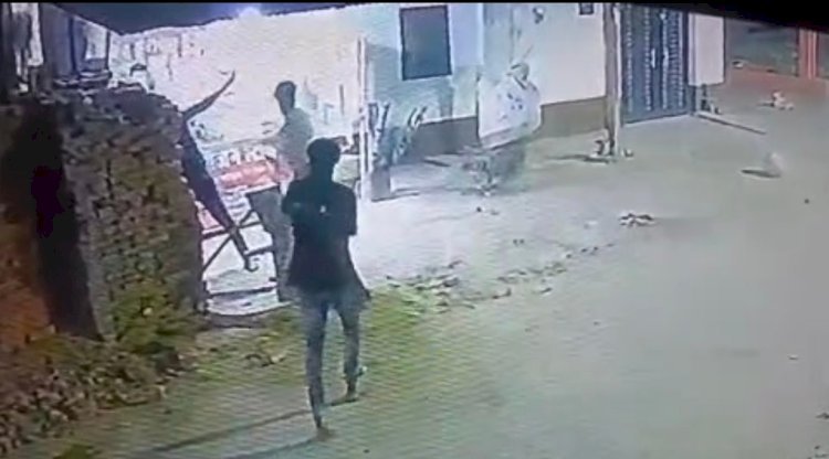 Raibareli-दिन दहाड़े दबंग हाथ मे अवैध असलहा लेकर करते है मारपीट