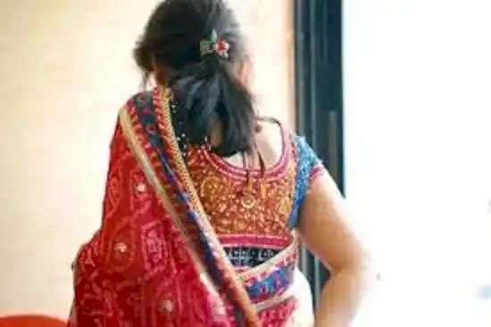 होटल के कमरे में दो युवको के साथ रंगरलिया मनाते हुए पकड़ी गई महिला डॉक्टर