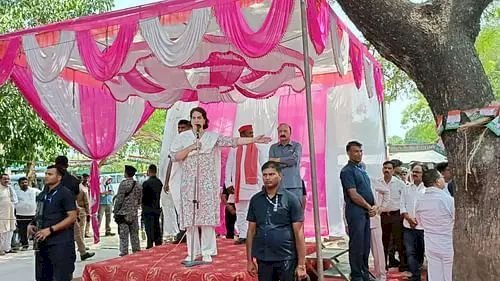 प्रियंका का भाजपा पर हमला बोली हम 13 रुपए में चीनी 15 लाख देने के झूठे वादे नही करते