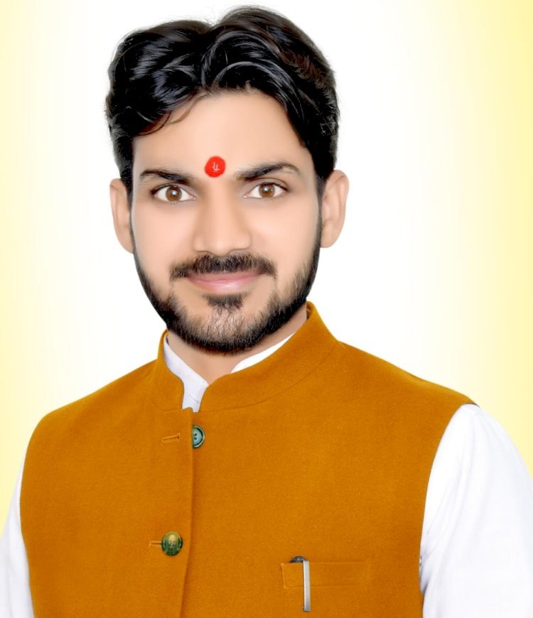 प्रहलाद नगरी जन कल्याण समिति के अध्यक्ष लोकप्रिय शिवम द्विवेदी ने डाला वोट