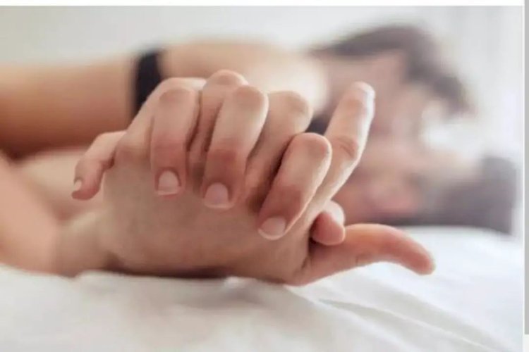 मैं प्रेमिका के साथ संबंध बना रहा था तभी उसकी सहेली पहुँच गयी फिर उसने भी...