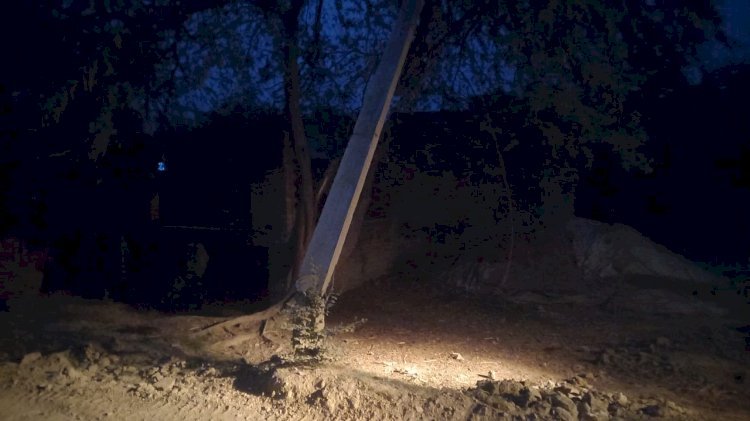 रायबरेली-गंगा एक्सप्रेस वे में मिट्टी की ढुलाई कर रहे डंफर ने तोड़ा विद्युत पोल , हजारों की आबादी अंधेरे में,,, 