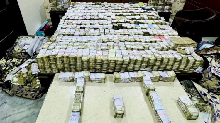 जूता कारोबारियों के ठिकानों पर इनकम टैक्स का छापा,60 करोड़ से अधिक की रकम बरामद,मशीनो से गिनती जारी