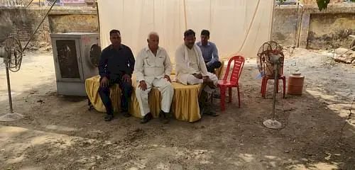 Raibareli-स्ट्रांग रूम के बाहर कांग्रेसी कार्यकर्ताओं ने जमाया डेरा