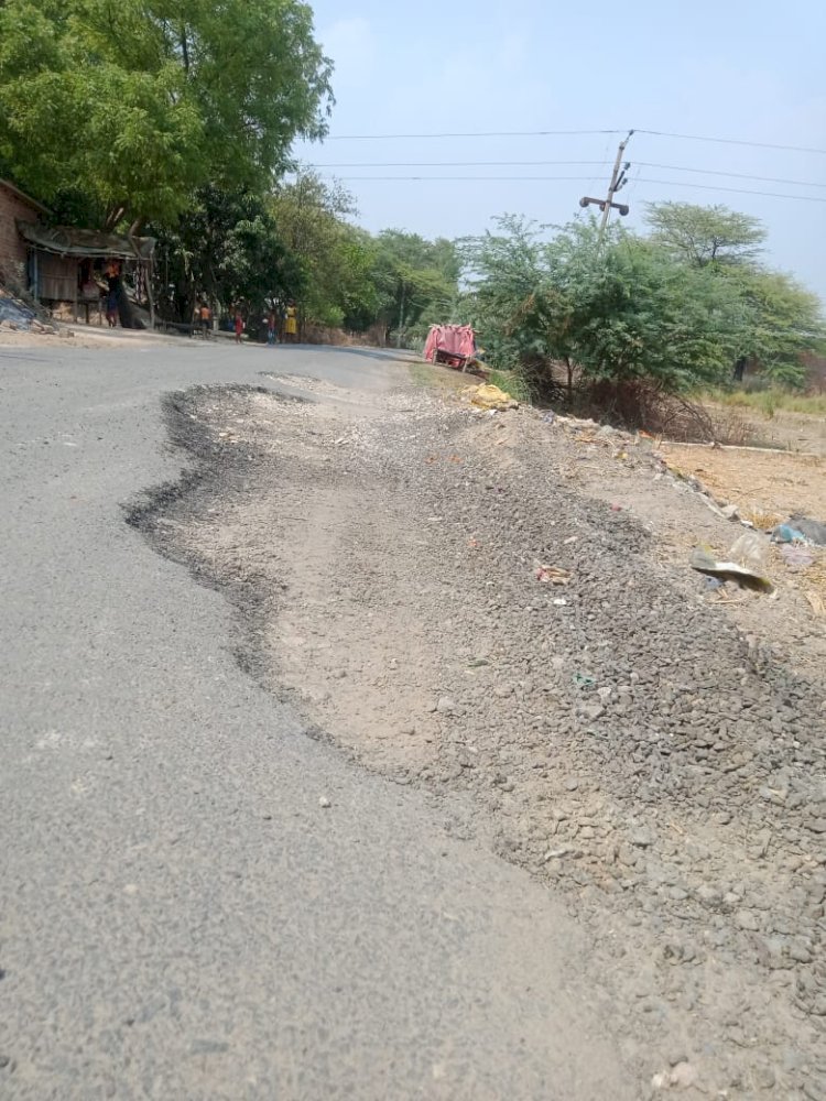 रायबरेली-गंगा एक्सप्रेस वे के खनन ठेकेदार ने ध्वस्त कर दी एक माह पूर्व बनी नजनपुर गांव की सड़क 