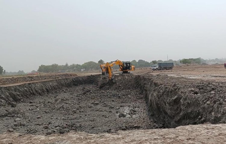 रायबरेली-एक्सप्रेस वे में कृष्णा कांस्ट्रक्शन ने गांव के पास खोद डाला सैकड़ों एकड़ का कुआं