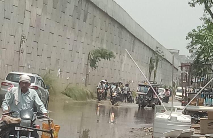 रायबरेली-हल्की बरसात में टापू बन गई ऊंचाहार नगर की सड़क 