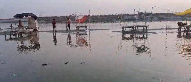रायबरेली-गंगा का अचानक बढ़ा  जलस्तर , डूब गए पुरोहितों के तख्त,,,,, 