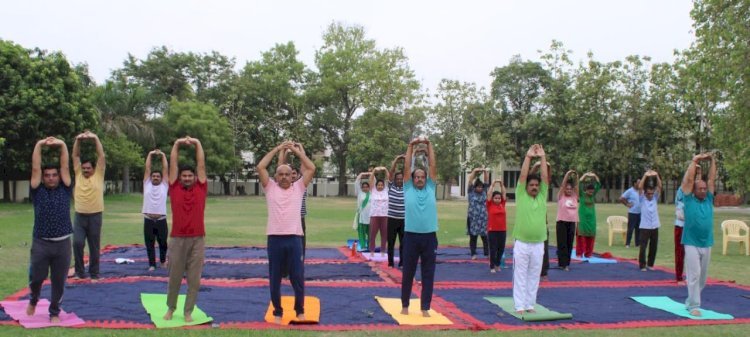 रायबरेली-योग दिवस पर योगाभ्यास करके दिया स्वस्थ जीवन हेतु योग अपनाने का संदेश 