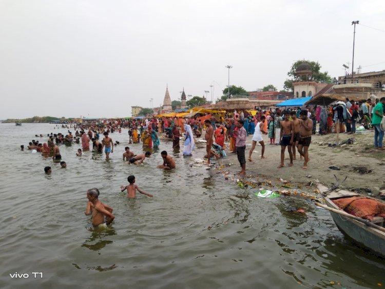 Raibareli-जेष्ठ माह की पूर्णिमा पर श्रद्धालुओं ने लगाई आस्था की डुबकी