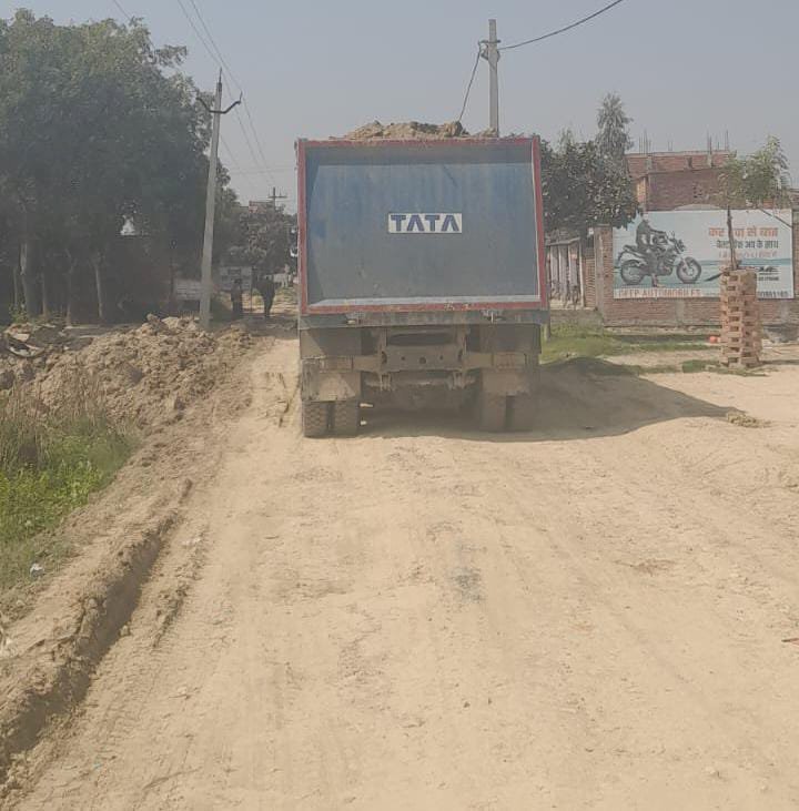 रायबरेली-सड़क के फुटपाथ को नष्ट कर रहे हर घर नल योजना के जिम्मेदार 