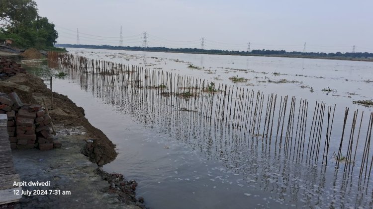 रायबरेली-गंगा तट पर सौंदर्यीकरण के लिए खोदे गए गड्ढों में भरा पानी, बढ़ा खतरा 