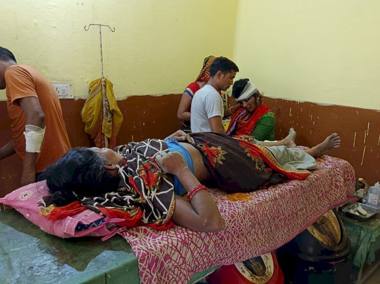 Raibareli-खेत में धान की बेढ़ उखाड़  रही महिलाओं के ऊपर गिरा पेड़ दो महिलाएं घायल