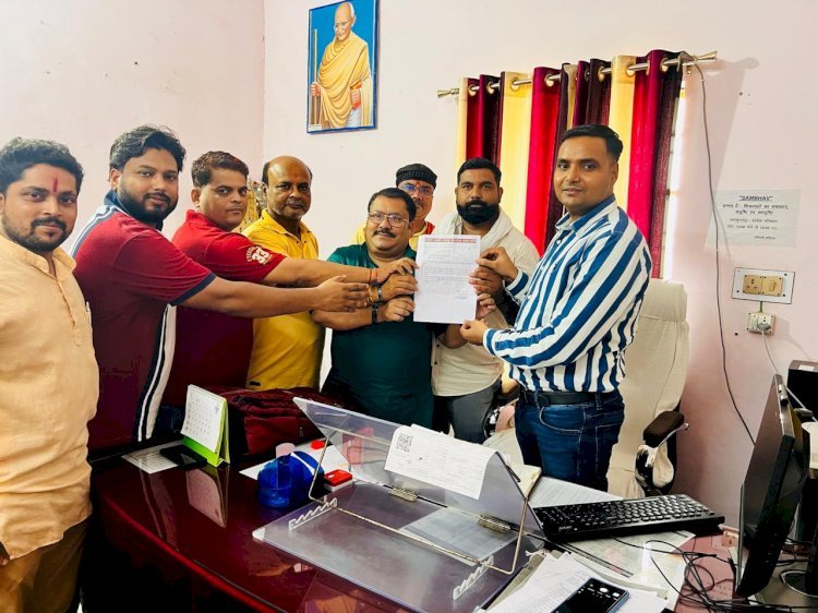 Raibareli-विद्युत कटौती को लेकर व्यापार मंडल ने एसडीएम व एक्सईन को सौंपा ज्ञापन