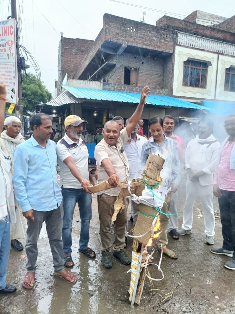 Raibareli-अनुराग ठाकुर का हुआ जमकर विरोध साथ में फूंका गया पुतला 