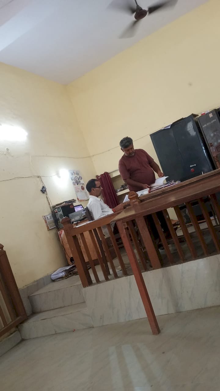 Raibareli-आखिर कौन है जिसके सह पर प्राइवेट कर्मचारी करता है सरकारी फाइलों के साथ खिलवाड़ 