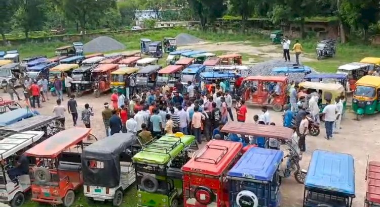 Raibareli-रायबरेली में नगर पंचायत अध्यक्ष व उनके गुर्गों के विरोध में हो रहा प्रदर्शन