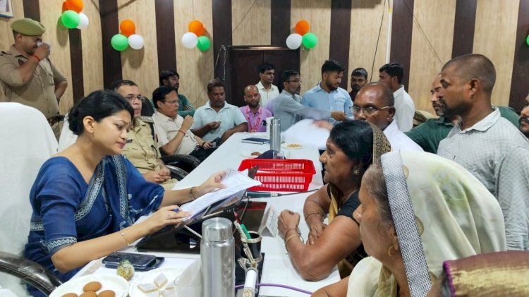 Raibareli-डीएम-एसपी ने तहसील महराजगंज में आम जनमानस की सुनी फरियाद