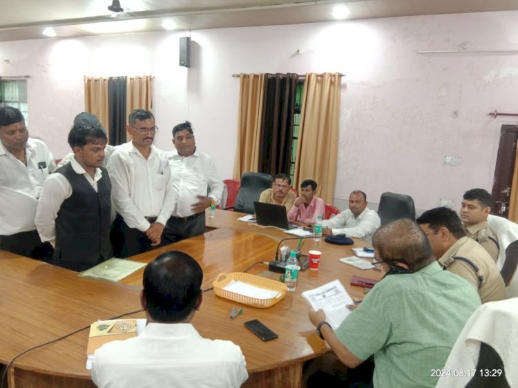 Raibareli-नायब तहसीलदार की कार्यशैली से नाराज अधिवक्ताओं ने सोपा ज्ञापन