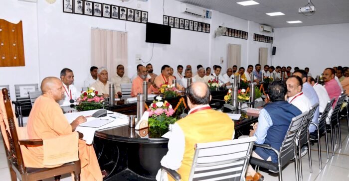 जनता से सरकारी योजनाओं का फीड बैक ले मुख्यमंत्री कार्यालय को कराएं उपलब्ध : सीएम योगी