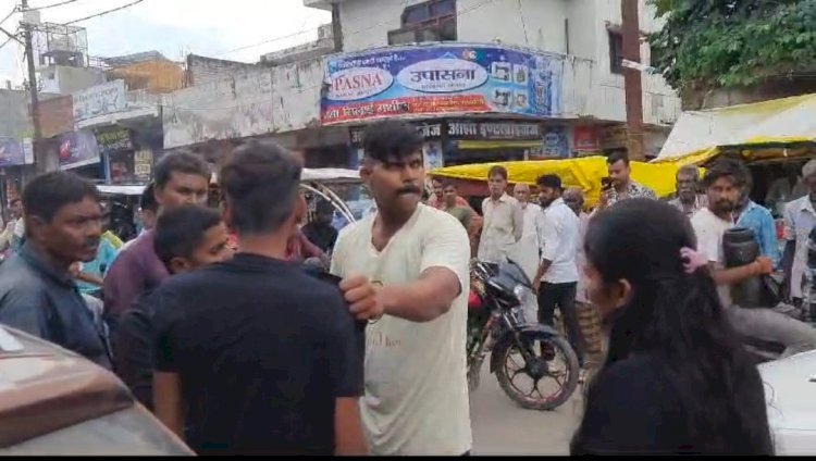 Raibareli-बीच सड़क पर भाई बहन की पुलिसकर्मी ने की जमकर पिटाई