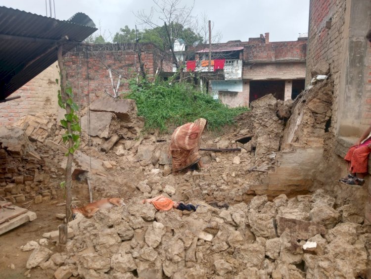 Raibareli-बारिश से ढहा कच्चा मकान 