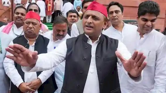 CM आवास तक पहुंची बुलडोजर की 'जंग', अखिलेश यादव बोले- 'क्या नक्शा पास है, कागज दिखा दें'