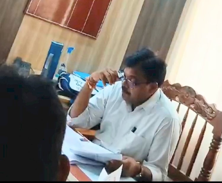 रायबरेली का धमकी बाज बीडीओ अशोक सचान का वीडीओ वायरल