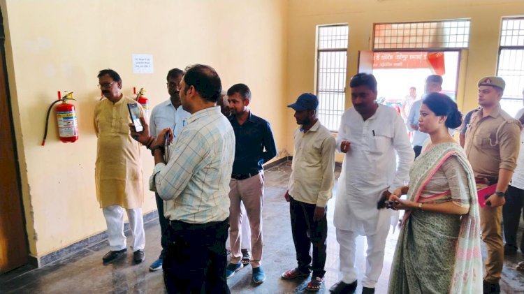 Raibareli-जिलाधिकारी ने किया वी0वी0 पैट वेयरहाउस का निरीक्षण