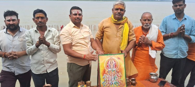 रायबरेली-महारविवार पर चला गंगा तट पर  सफाई अभियान , भगवान सूर्य की हुई सामूहिक पूजा 