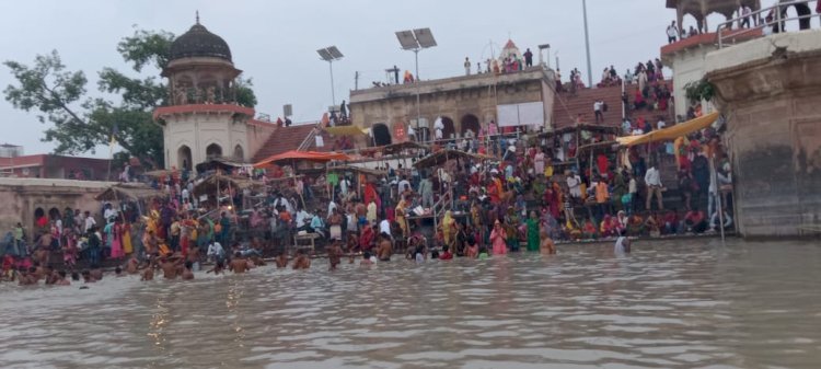 Raibareli-भाद्र मास की पूर्णिमा पर श्रद्धालुओं ने लगाई आस्था की डुबकी