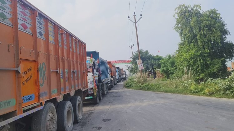 Raibareli-जाम में रेंगते रहे वाहन , ट्रकों की लगी छह किलोमीटर लंबी कतारें