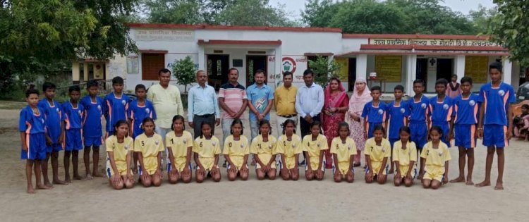 Raibareli-समाजसेवी डॉ. अरुणेश पटेल ने पूरे मौहारी के बच्चों को दी खेल किट