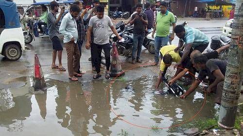 बाइक समेत सड़क किनारे बने गड्ढे में समा गया युवक, किसी तरह खींचकर बाहर निकाला, तस्वीरें व वीडियो