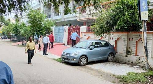 लखनऊ मे विजिलेंस की बड़ी कार्रवाई, आय से अधिक संपत्ति के मामलों में पांच अफसरों के ठिकानों पर छापेमारी