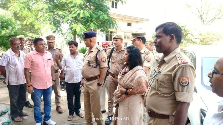 Raibareli-रहस्यमयी ढंग से 40 बार लगी आग की जांच करने पहुंचे उच्चाधिकारी