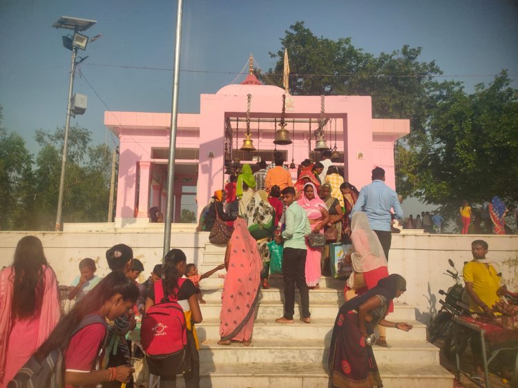Raibareli-नवरात्रि के पहले दिन शक्तिपीठ दुर्गा मंदिर में उमड़े श्रद्धालु