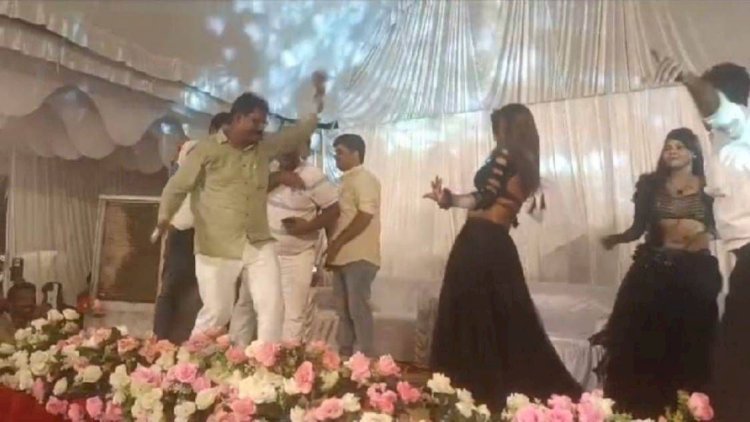 यूपी में तहसीलदार के विदाई समारोह में मंच पर नाचीं डांसर, होश खो बैठे कई सरकारी कर्मचारी; VIDEO वायरल