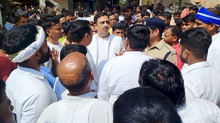 रायबरेली-कांग्रेस नेता अतुल सिंह ने अमेठी हत्याकांड के पीड़ित परिवार के पोछे आंसू 