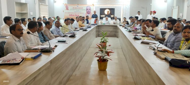 Raibareli-प्रभारी मंत्री राकेश सचान ने विकास कार्यों और कानून व्यवस्था की समीक्षा कर दिये आवश्यक निर्देश