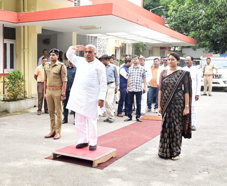 Raibareli-प्रभारी मंत्री ने पीडब्ल्यूडी गेस्टहाउस में जनप्रतिनिधियों संग की बैठक