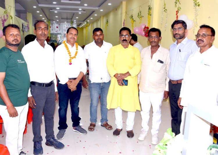 Raibareli-प्रतिष्ठान का फीता काटकर उद्घाटन किया शुभारंभ