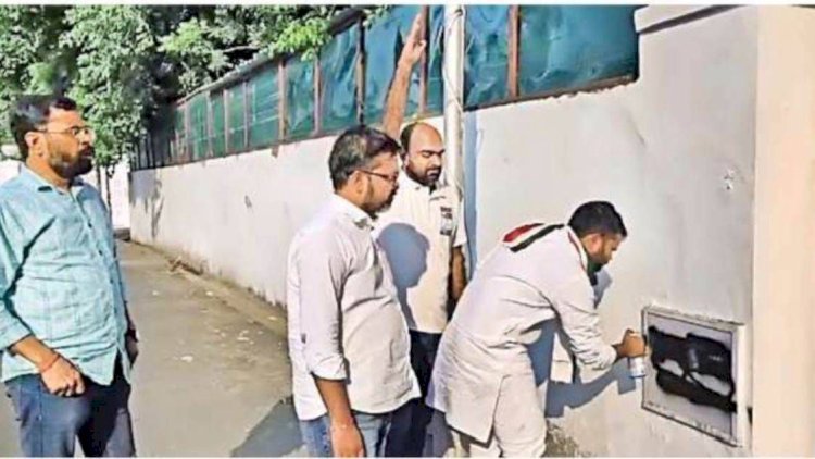 प्रियंका गांधी पर मंत्री द‍िनेश प्रताप स‍िंह की टिप्पणी से भड़के कांग्रेसी, आवास के बाहर लिखा 'बेईमान'