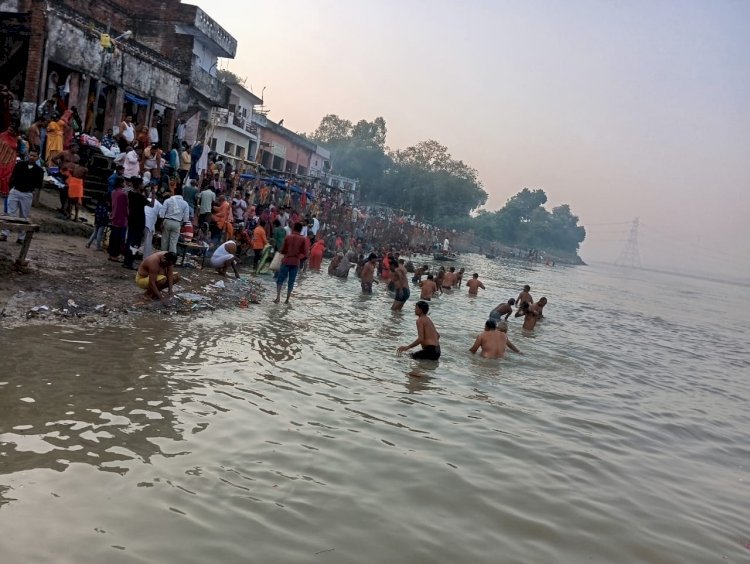 रायबरेली-शरद पूर्णिमा पर गंगा में श्रद्धालुओं ने लगाई आस्था की डुबकी, घाटों पर दिखा अद्भुत नजारा