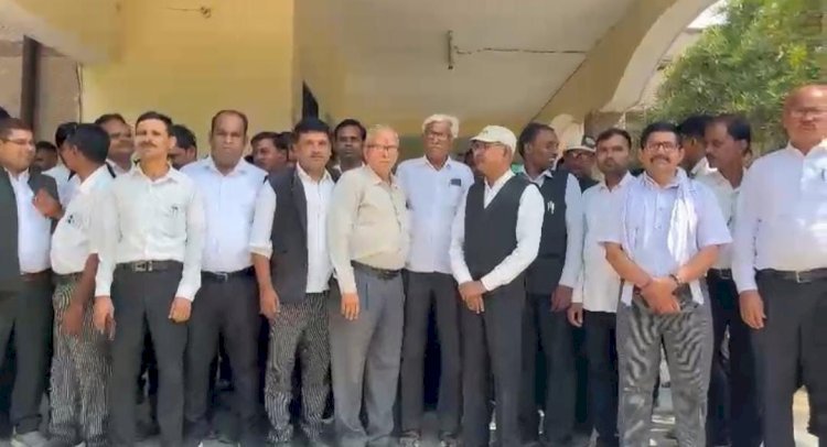 रायबरेली-बार एसोसिएशन का आरोप तहसील के सभी न्यायालय कर रहे मनमानी किया प्रदर्शन 