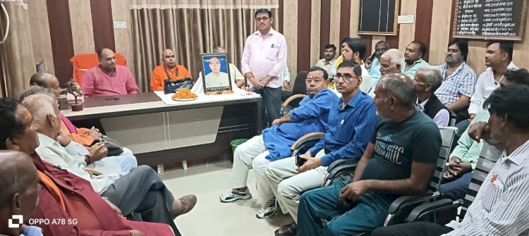 Raibareli-नगर पंचायत कार्यालय में पूर्व अध्यक्ष सुरेश दत्त गौड़ की पुण्यतिथि मनाई गई 