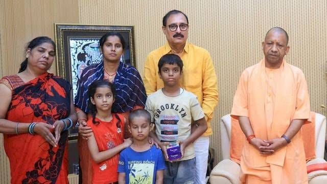 पुलिस हिरासत में मरे मोहित पांडे के परिवार से मिले सीएम योगी, आर्थिक मदद; बच्चों को मुफ्त शिक्षा