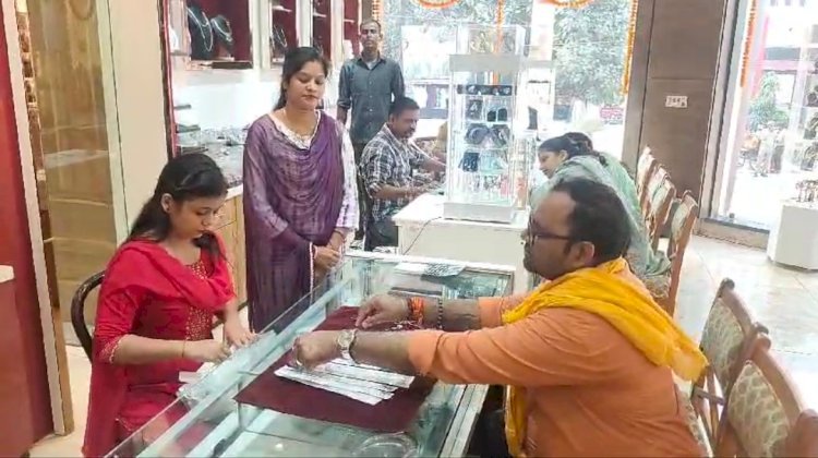 Raibareli-धनतेरस पर धनवन्तरी की वर्षा, कारोबार 300 करोड़ के पार
