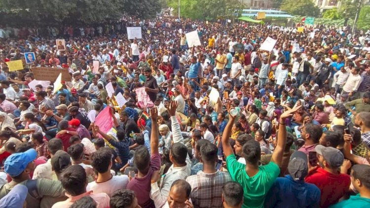 प्रयागराज में क्यों उग्र हुए छात्र? प्रदर्शन शुरू होने से पुलिस के लाठीचार्ज तक, PHOTOS में समझें पूरा मामला